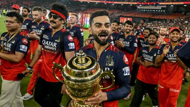 কোহলিদের মালিকানা বদলের দৌড়ে হঠাৎ চমক! ১৮ হাজার কোটি টাকার দল কিনতে আসরে নতুন সংস্থা