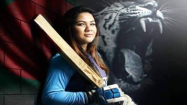 ছেলেদের ম্যাচে মেয়ে আম্পায়ার সাথিরা