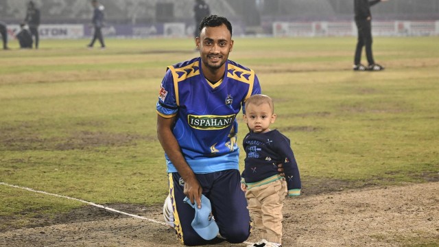 প্রতিশ্রুতি রাখলেন শরিফুল, মাঠকর্মীদের দিলেন বিপিএলের টুর্নামেন্ট সেরার টাকা