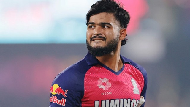 ড্রেসিংরুমেই ধূমপান, কোন শাস্তি পেতে পারেন পরাগ