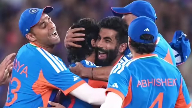 নিউজিল্যান্ডকে উড়িয়ে প্রথম দল হিসেবে বিশ্বকাপের শিরোপা ধরে রাখলো ভারত