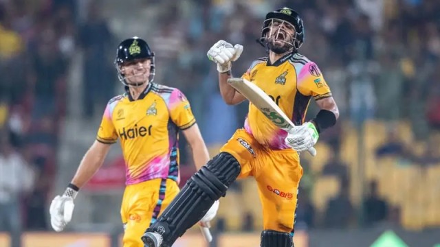 ব্যাটে ঝড় তুলে রেকর্ড গড়া সেঞ্চুরি বাবরের, ফাইনালে পেশোয়ার