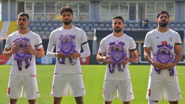 স্কুলব্যাগ হাতে নিহত শিশুদের শ্রদ্ধা জানালো ইরান