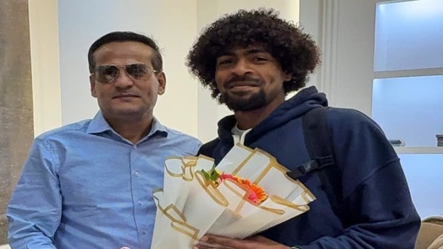 ঢাকায় পৌঁছেছেন হামজা বিকেলে অনুশীলনে নামবেন