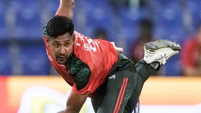 রেকর্ডের সামনে দাঁড়িয়ে মোস্তাফিজ