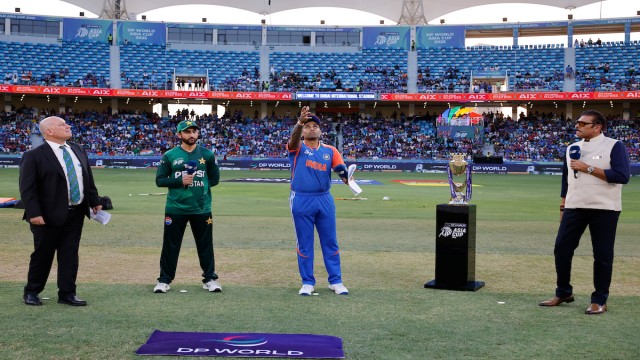 ফাইনালে টস জিতে পাকিস্তানকে ব্যাটিংয়ে পাঠাল ভারত