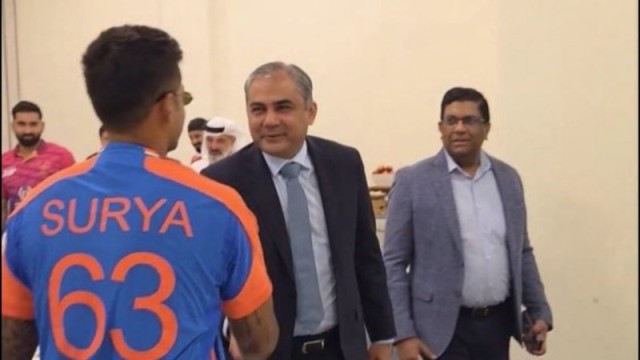 সালমান-নকভীদের সঙ্গে হ্যান্ডশেক করেছিলেন সূর্যকুমার, ভারতে তোলপাড়