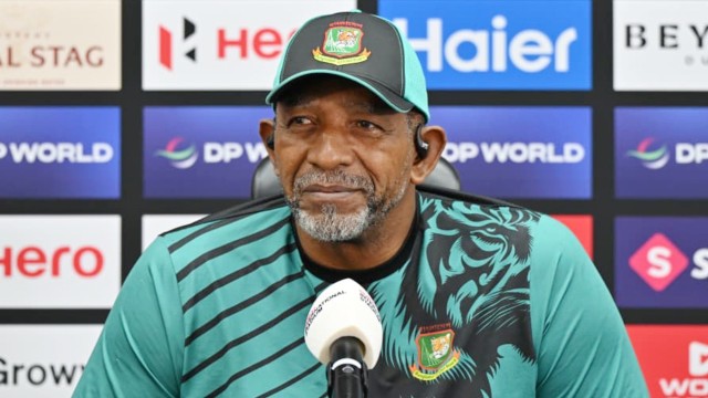 ম্যাচ হেরে অদ্ভুত অজুহাত দেখালেন কোচ সিমন্স