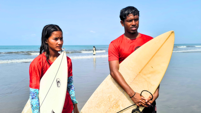 জাপানে অনুষ্ঠিত হতে যাওয়া এশিয়ান গেমসের সার্ফিং ইভেন্টে ভালো করার লক্ষ্যে কক্সবাজার সমুদ্রসৈকতে প্রস্তুতি নিচ্ছেন দেশের দুই সেরা সার্ফার ফাতিমা আক্তার ও মোহাম্মদ মান্নান