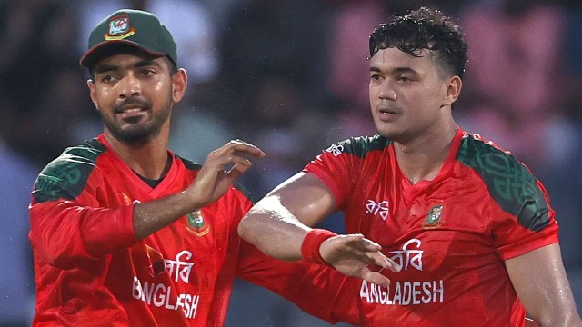 ১৩৬ রানেই গুটিয়ে গেল নেদারল্যান্ডস