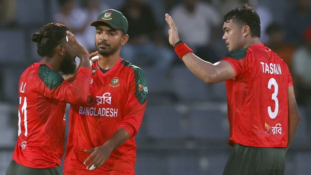 টস জিতে ফিল্ডিং নিয়ে ডাচদের চেপে ধরেছে বাংলাদেশ
