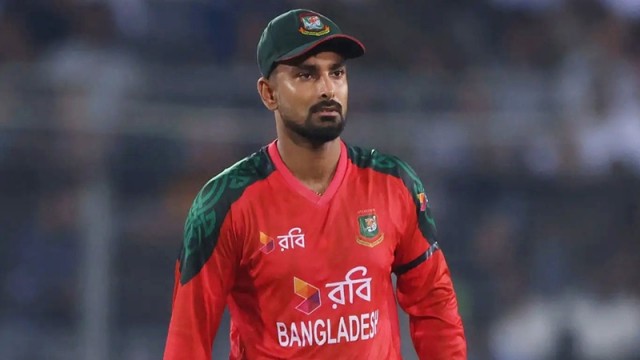 মাইলফলকের সামনে দাঁড়িয়ে লিটন দাস