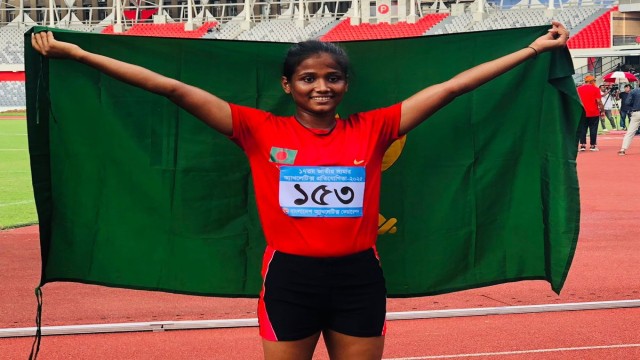 সেনাবাহিনীর টাকায় সংসার চালান সোনাজয়ী হার্ডলার রোকসানা