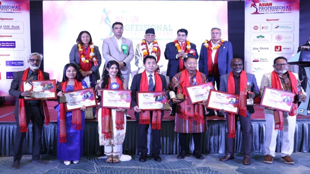 বাংলাদেশের দুই সিনিয়র ফটো সাংবাদিক মইন ও সুমন নেপালে সংবর্ধিত