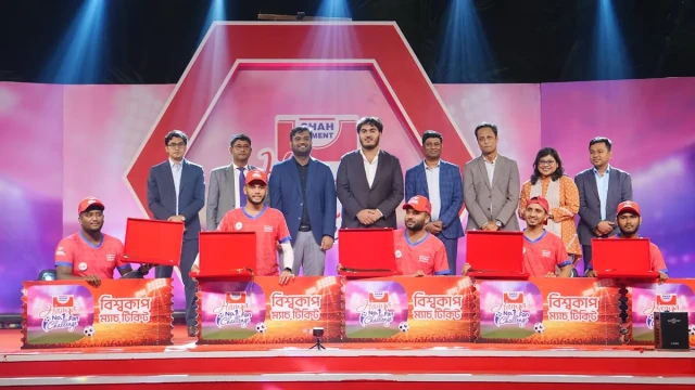 ফুটবল বিশ্বকাপে বাংলাদেশের পতাকা নিয়ে যাচ্ছে হামজার সেরা ফ্যানরা